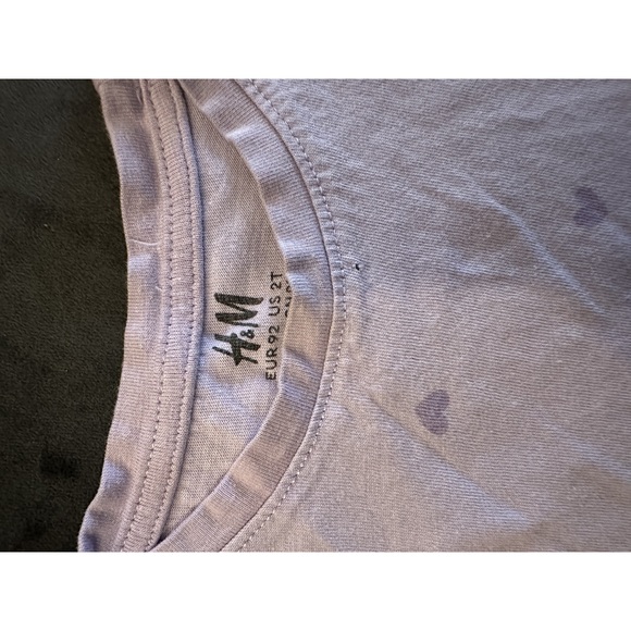 5/$10 H&M purple t-shirt 2T with hearts - Picture 2 of 4
